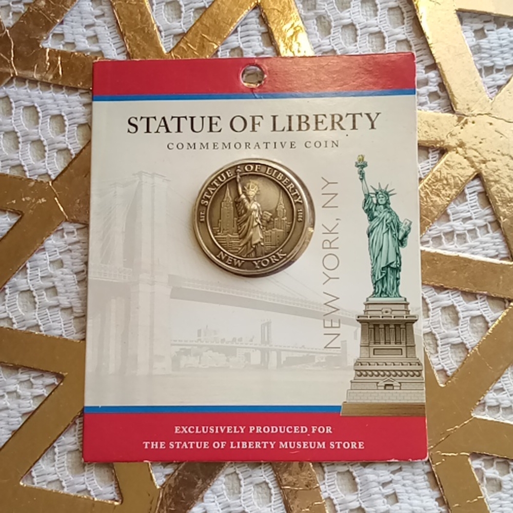 Statue Of 🗽 Liberty Commerative Coin